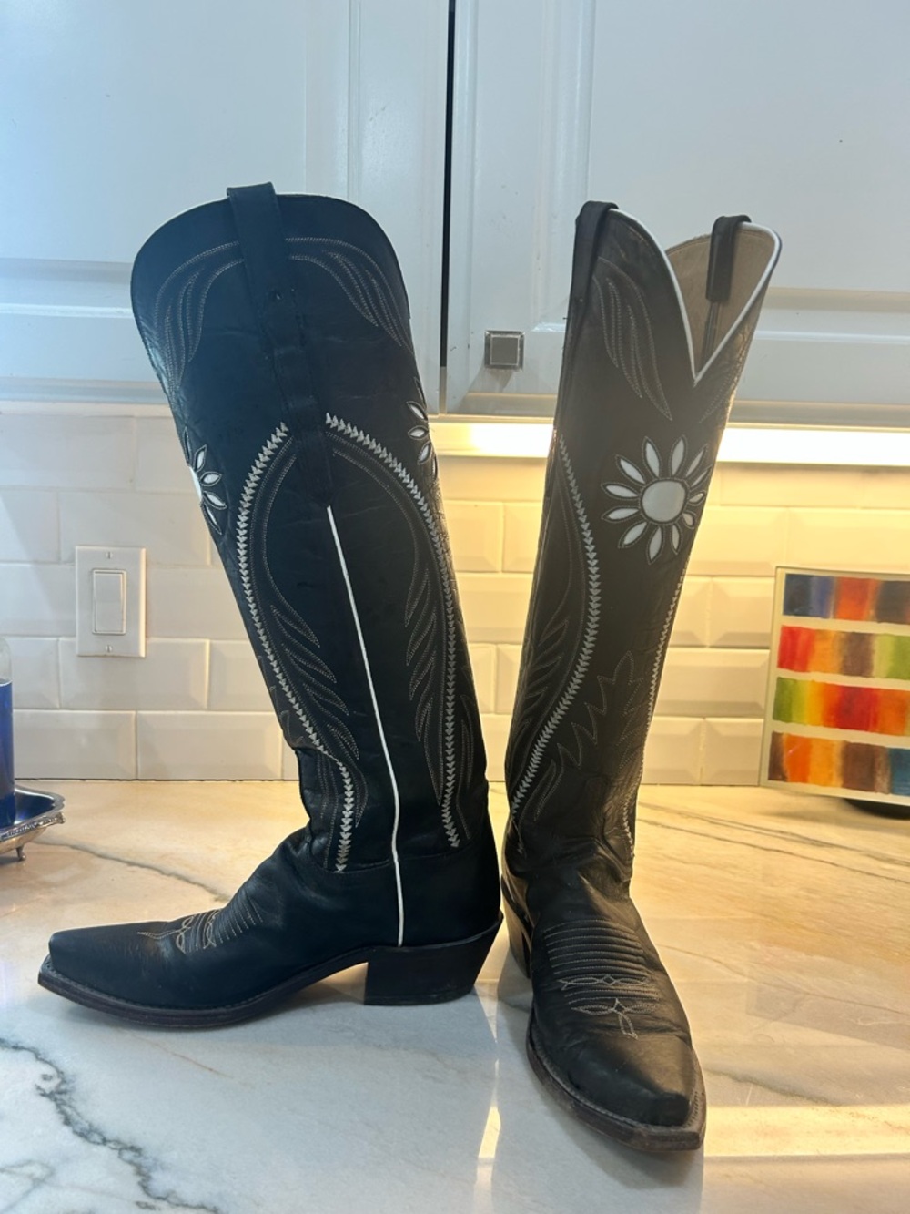Lucchese, black with white detail floral/sunburst inlay. Size 8. Lightly worn - Picture 2 of 4